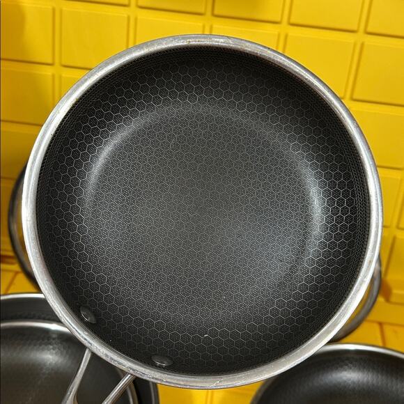 HEXCLAD 6 Piece Nonstick Stainless Steel Frying Pan Set 8”, 10” 12” and Wok $600 - Picture 9 of 12